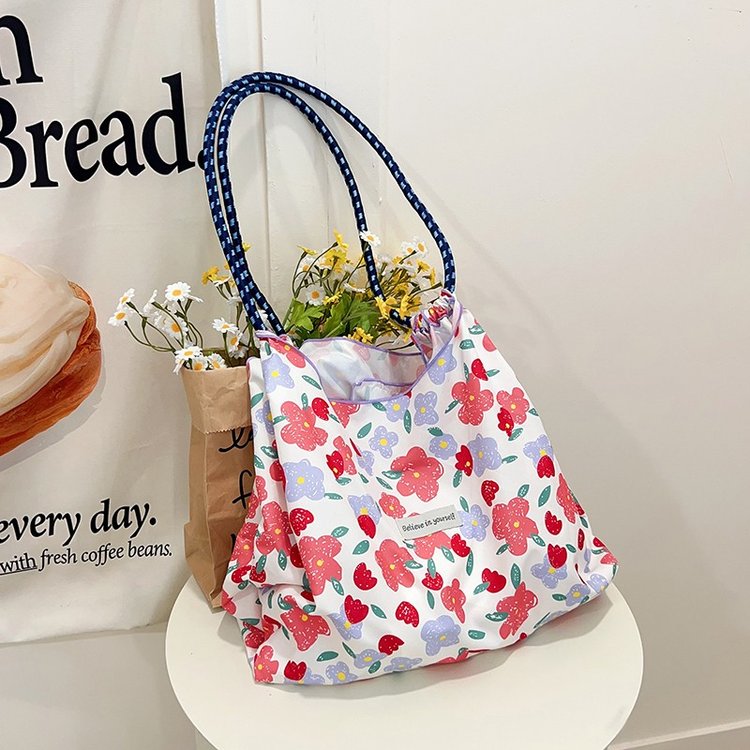 159.9--Brown Fashion: A Handbag That Interprets Fashion and Practicality